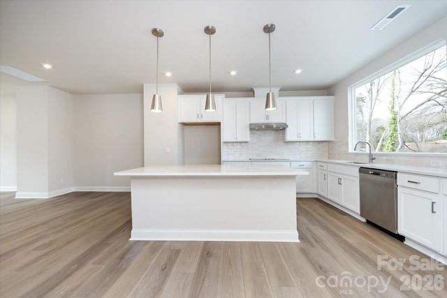 909 Archway Lane, Charlotte, NC 28217