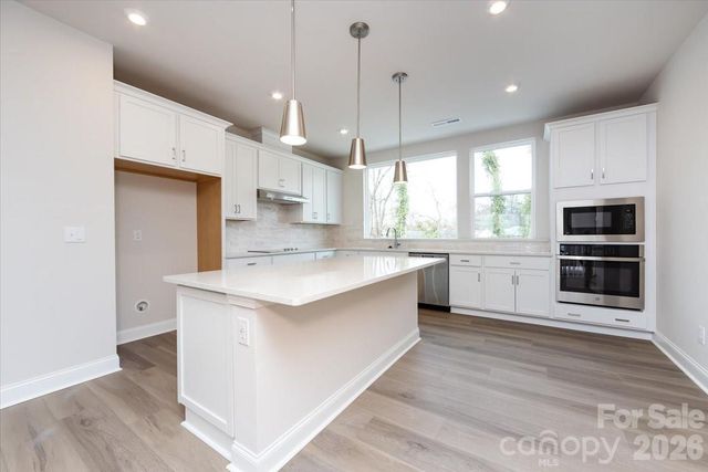 909 Archway Lane, Charlotte, NC 28217