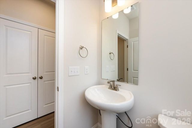 909 Archway Lane, Charlotte, NC 28217