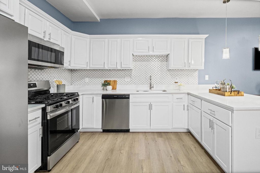 Image 4 of property listing at 447 N LINWOOD AVE, Baltimore, MD 21224