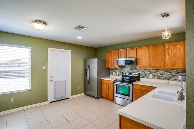 122 Quail Hollow DR, Hutto, TX 78634