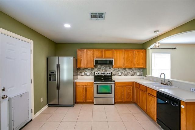 122 Quail Hollow DR, Hutto, TX 78634