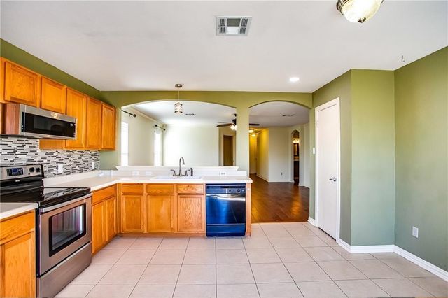 122 Quail Hollow DR, Hutto, TX 78634