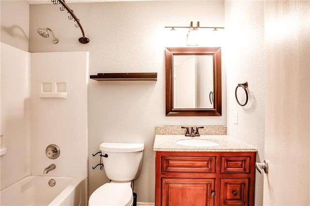 122 Quail Hollow DR, Hutto, TX 78634