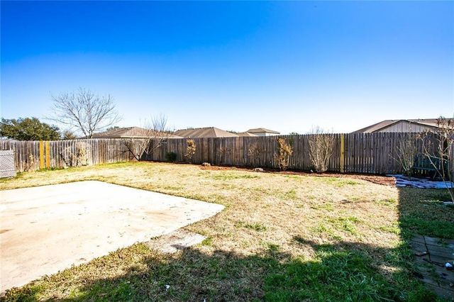 122 Quail Hollow DR, Hutto, TX 78634