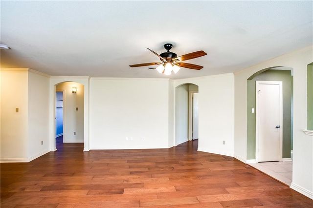 122 Quail Hollow DR, Hutto, TX 78634
