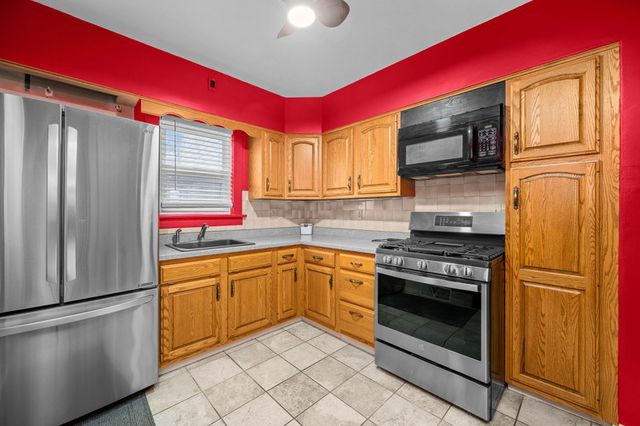 204 Adams Place, Clinton, IA 52732