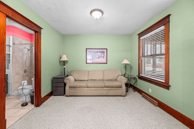 204 Adams Place, Clinton, IA 52732