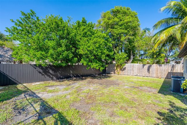 124 SE 2nd Ter 1-2, Hallandale Beach, FL 33009