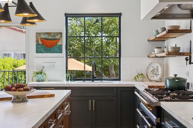 6628 Chabot Rd, Oakland, CA 94618