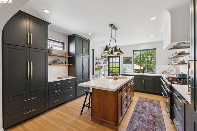 6628 Chabot Rd, Oakland, CA 94618