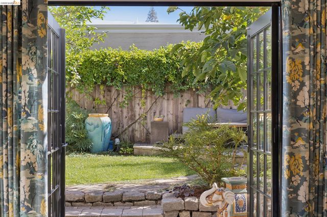 6628 Chabot Rd, Oakland, CA 94618