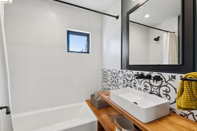 6628 Chabot Rd, Oakland, CA 94618