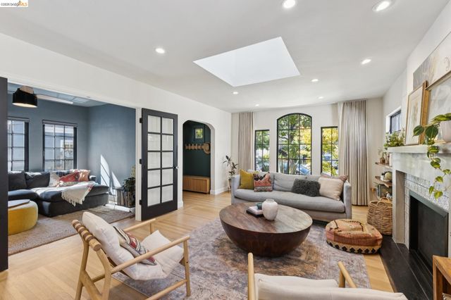 6628 Chabot Rd, Oakland, CA 94618