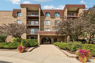 2100 Valencia Drive 215B, Northbrook, IL 60062