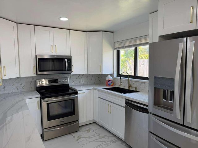 160 SE 15th Avenue, Pompano Beach, FL 33060