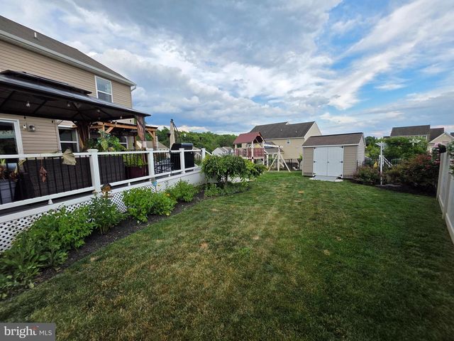 304 BRADDOCK DR, Etters, PA 17319