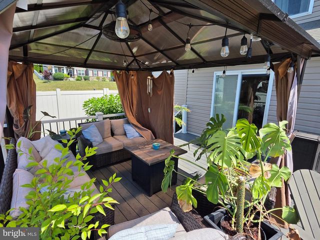 304 BRADDOCK DR, Etters, PA 17319