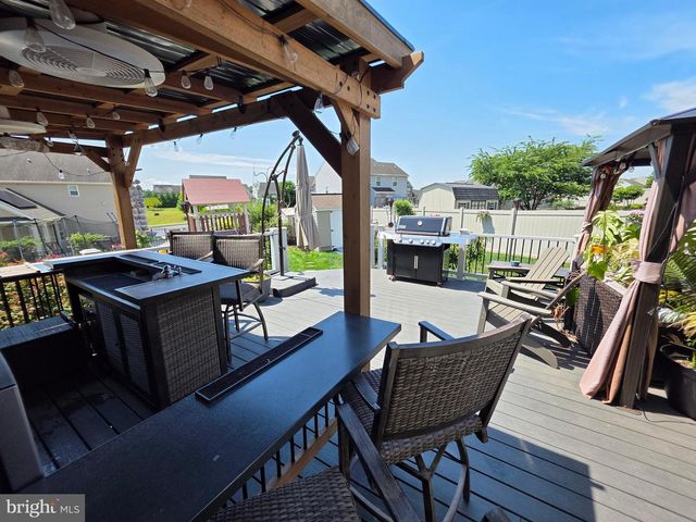 304 BRADDOCK DR, Etters, PA 17319