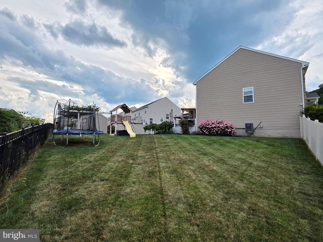 304 BRADDOCK DR, Etters, PA 17319