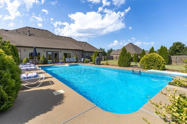 174 Arlington Way, Tontitown, AR 72762