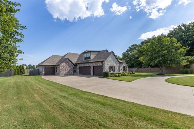 174 Arlington Way, Tontitown, AR 72762