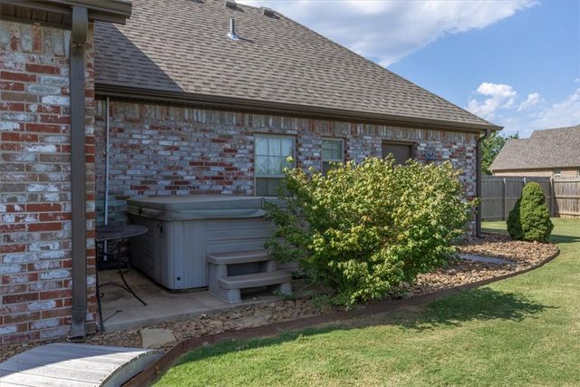 174 Arlington Way, Tontitown, AR 72762