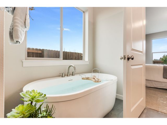 150 Se AIREDALE Ave, La Center, WA 98629