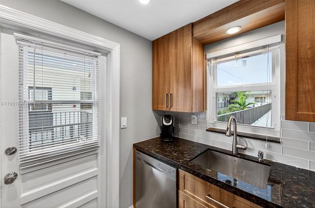 415 NE 2nd St 224, Hallandale Beach, FL 33009