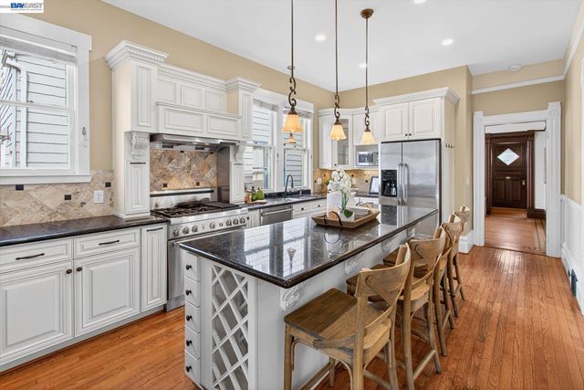 2214 Clinton Ave, Alameda, CA 94501