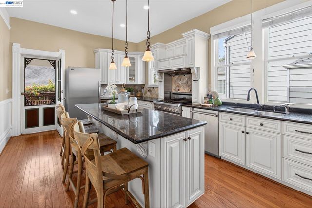 2214 Clinton Ave, Alameda, CA 94501