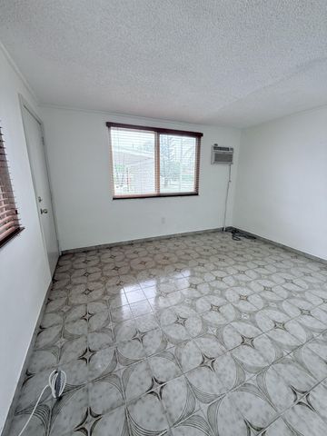 957 W 67th Street, Hialeah, FL 33012