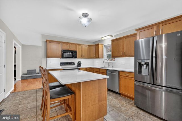 209 WOODBRIDGE LN, Douglassville, PA 19518