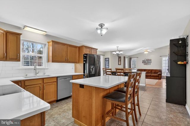 209 WOODBRIDGE LN, Douglassville, PA 19518