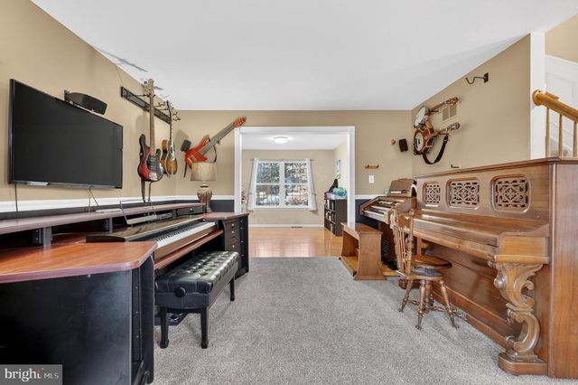 209 WOODBRIDGE LN, Douglassville, PA 19518