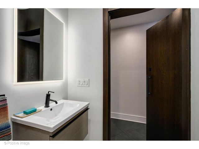 257 E Delaware Place 10AB, Chicago, IL 60611