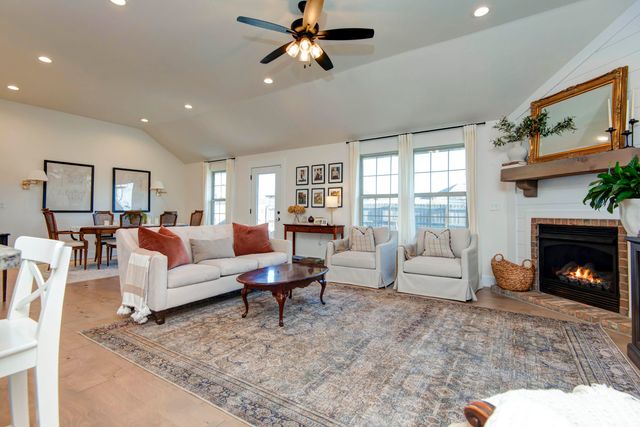 5565 W Pine Street, Springfield, MO 65802