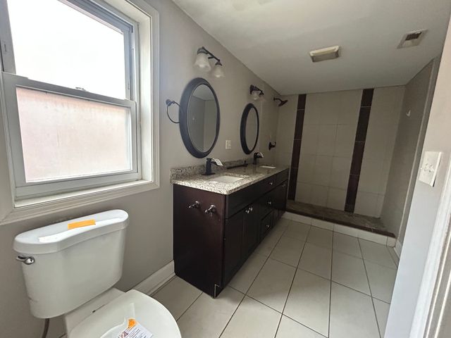 7221 S Bennett Avenue, Chicago, IL 60649