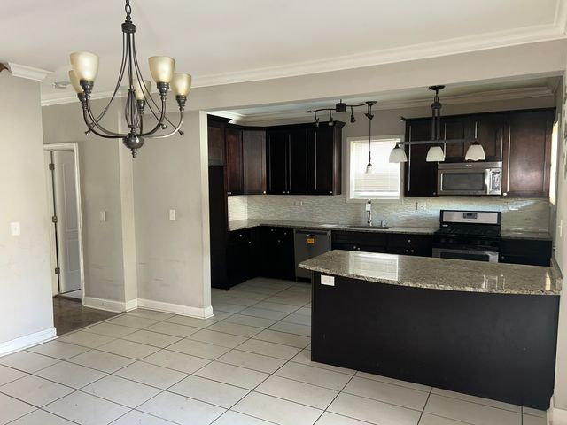 7221 S Bennett Avenue, Chicago, IL 60649