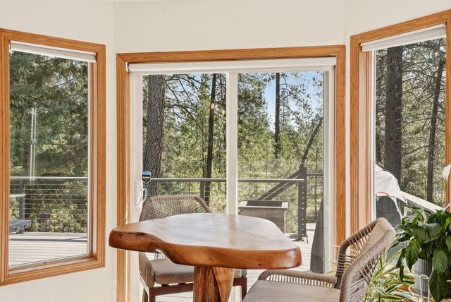 3216 E Rocky Ridge Ave, Chattaroy, WA 99003