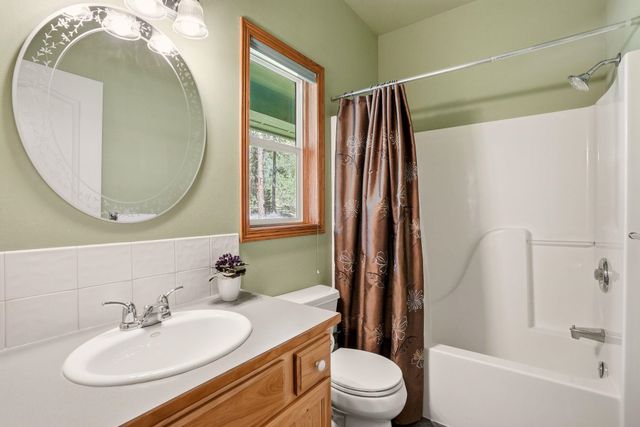 3216 E Rocky Ridge Ave, Chattaroy, WA 99003