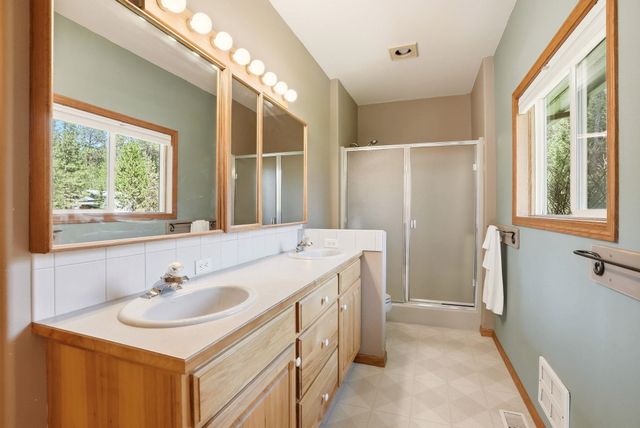 3216 E Rocky Ridge Ave, Chattaroy, WA 99003