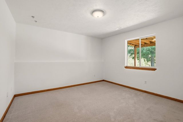 3216 E Rocky Ridge Ave, Chattaroy, WA 99003