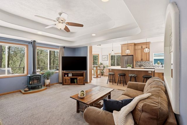 3216 E Rocky Ridge Ave, Chattaroy, WA 99003