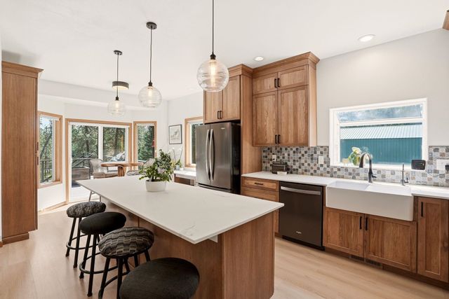 3216 E Rocky Ridge Ave, Chattaroy, WA 99003