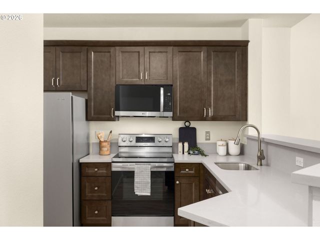 1231 Ne HORIZON Loop 208, Hillsboro, OR 97124