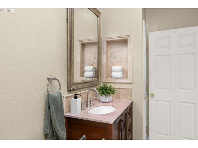 1231 Ne HORIZON Loop 208, Hillsboro, OR 97124