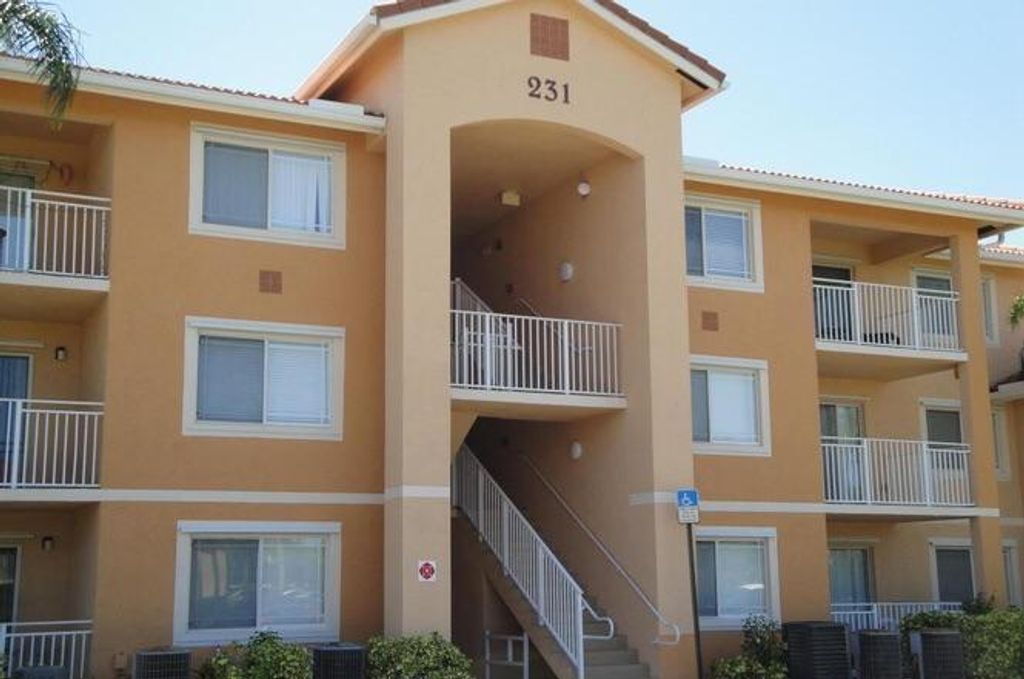 231 SW Palm Dr Apt 303, Port St Lucie, FL 34986