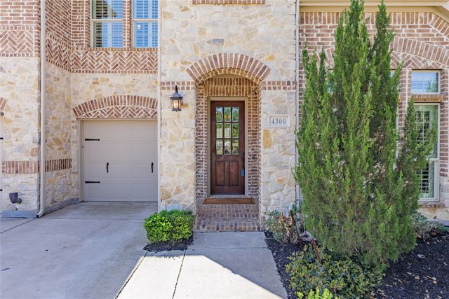 4300 Round Valley Lane, Fort Worth, TX 76262