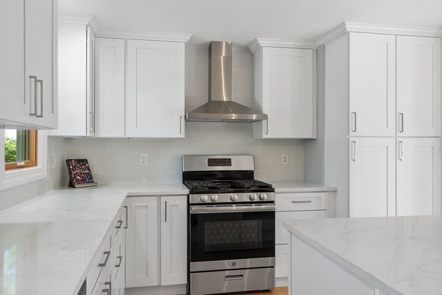 195 Lakeview Ave, Tyngsborough, MA 01879